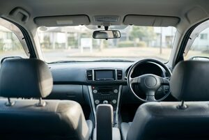 運転席とダッシュボードの車内