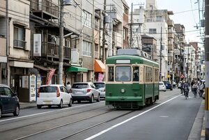 街の道路を走る緑の路面電車