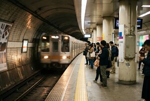 地下のホームに入ってくる電車