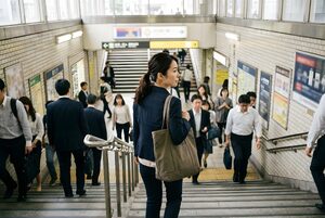 地下鉄の階段を上がる会社員の女性