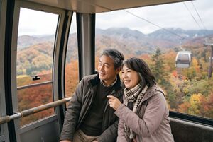 ゴンドラから紅葉を眺める夫婦