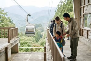 ロープウェイの駅で乗り場を待つ家族