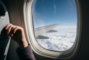 飛行機の窓から見える雲と翼
