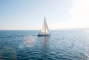 青い海を進む白いヨット