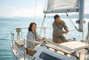 ヨットで海を楽しむ夫婦