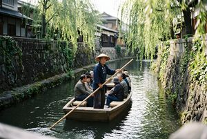 運河を進む小さな舟と船頭