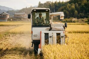 稲刈りをするコンバイン