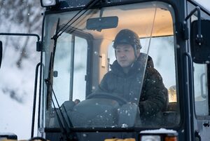 除雪車の運転席に座るオペレーター