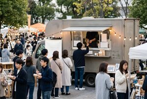 休日のマーケットに並ぶキッチンカーの行列