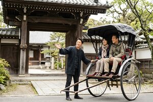 人力車で観光案内をする車夫とシニアの客