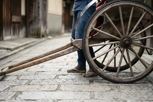 人力車の車輪と車夫の足元