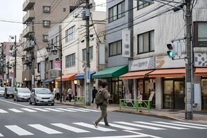 青信号の横断歩道を渡る人