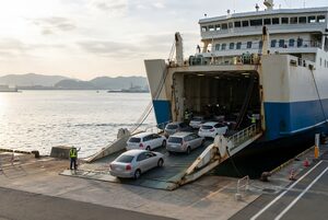 車が乗り込むフェリーの船首